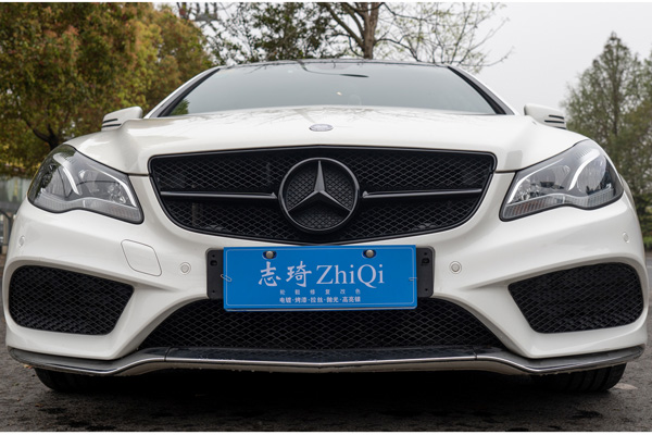 奔馳e200白色車(chē)身輪轂改電鍍黑中網(wǎng)車(chē)標(biāo)車(chē)身亮條改黑色